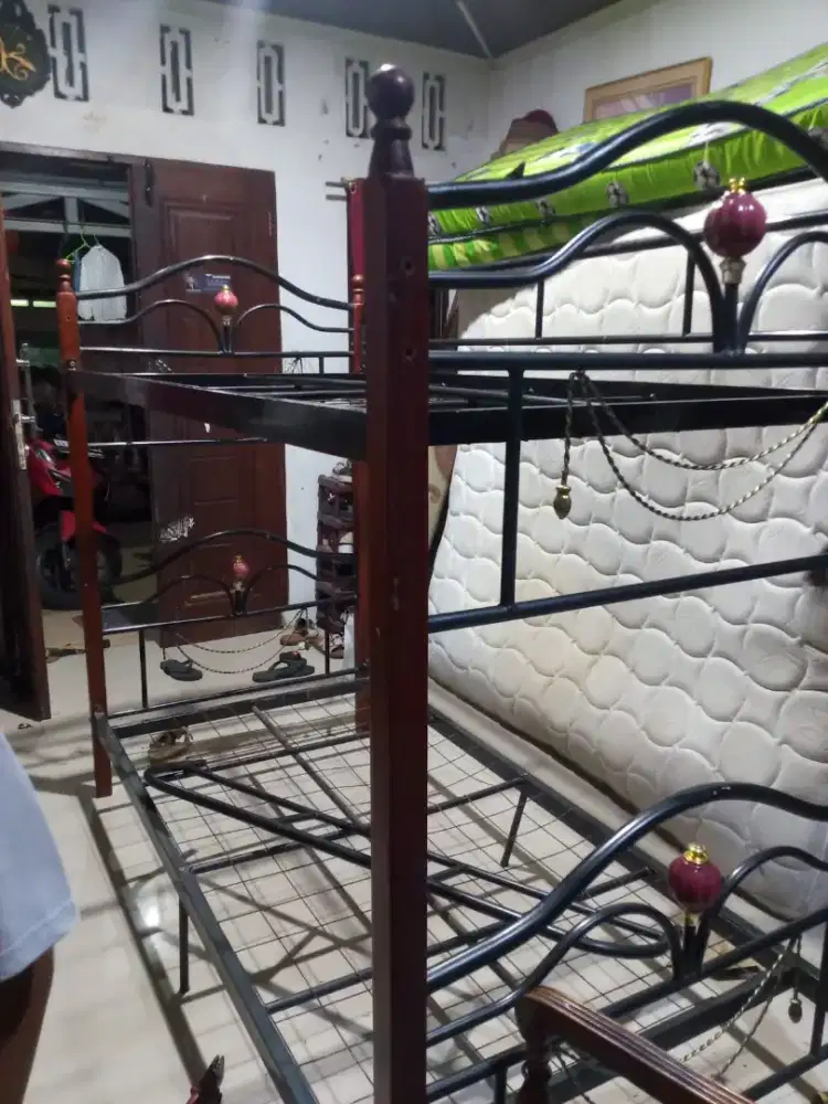 Tempat tidur tingkat besi 3 kaki
