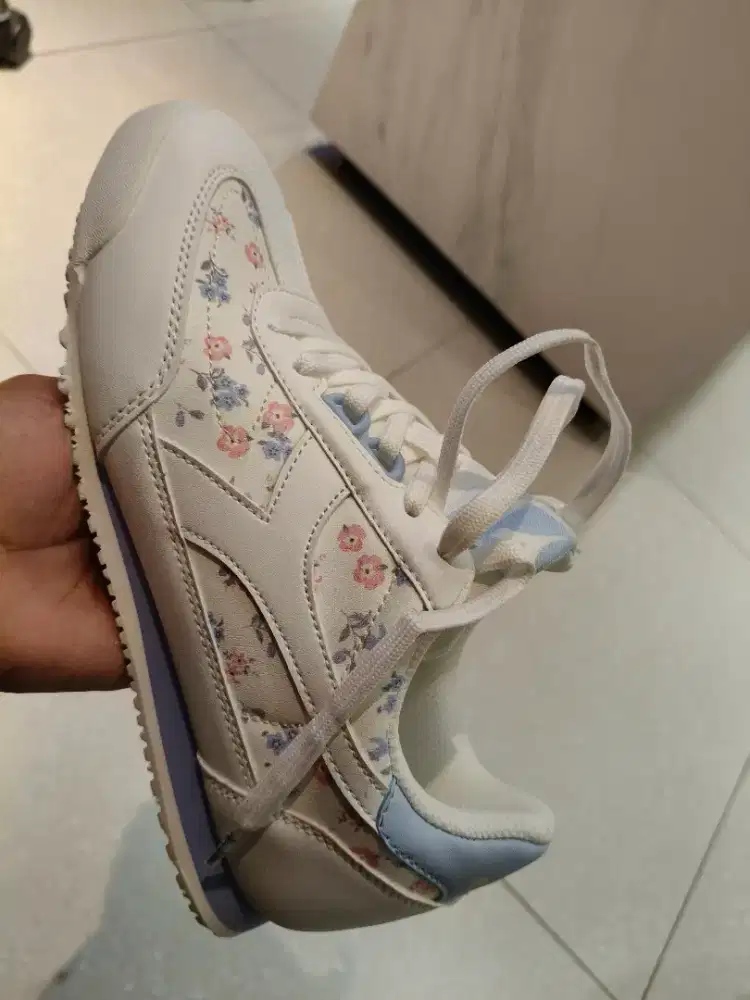 Sepatu putih diadora