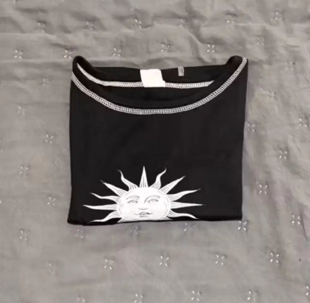 Preloved Kaos Crop Top Hitam