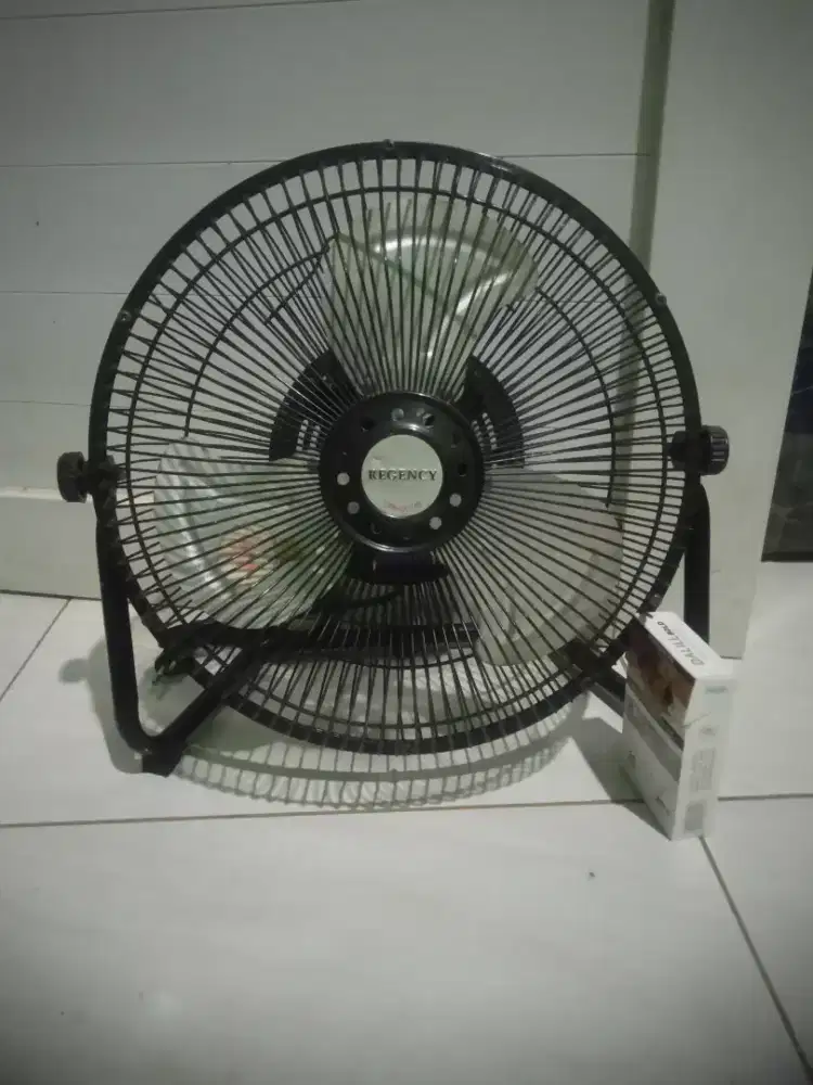 Kipas angin tornado 10 inch regency normal nego tipis