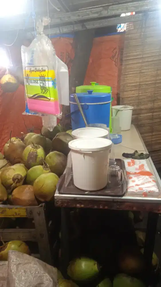 Jualan es kelapa muda dan es tebu