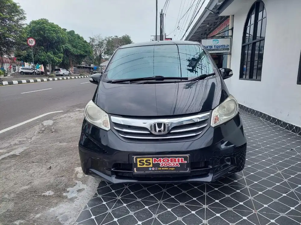 HONDA FREED 2013 Matic Hitam