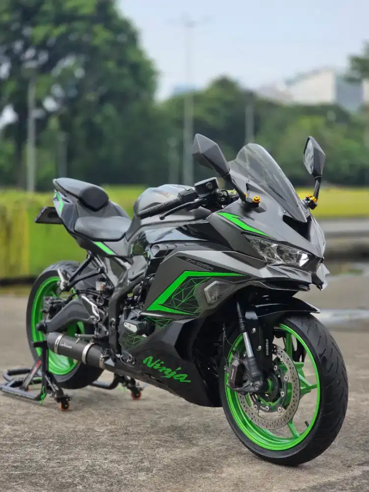 Kawasaki ZX25R ABS TFT With Leovince