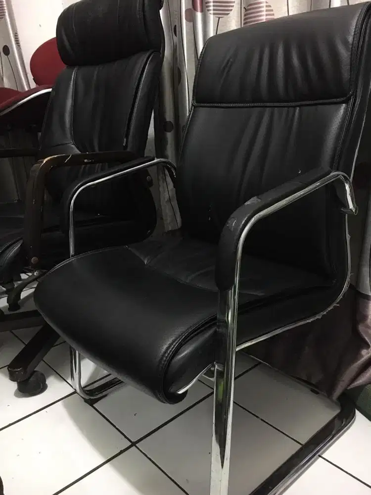 Kursi kantor bahan kulit