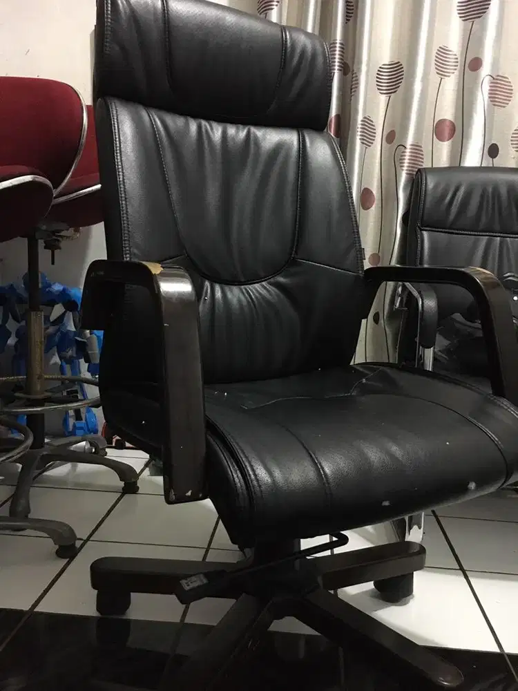 Kursi  Direktur kulit (INFORMA)