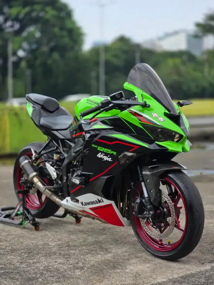 Kawasaki ZX25R ABS With Leovince