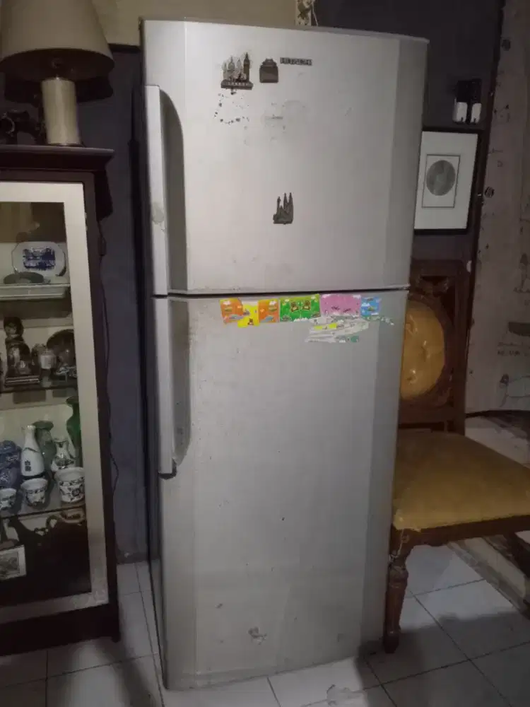 Dijual kulkas 2 pintu hitachi
