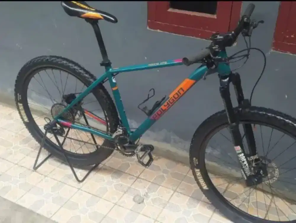 Sepeda gunung merek Xtrada 6