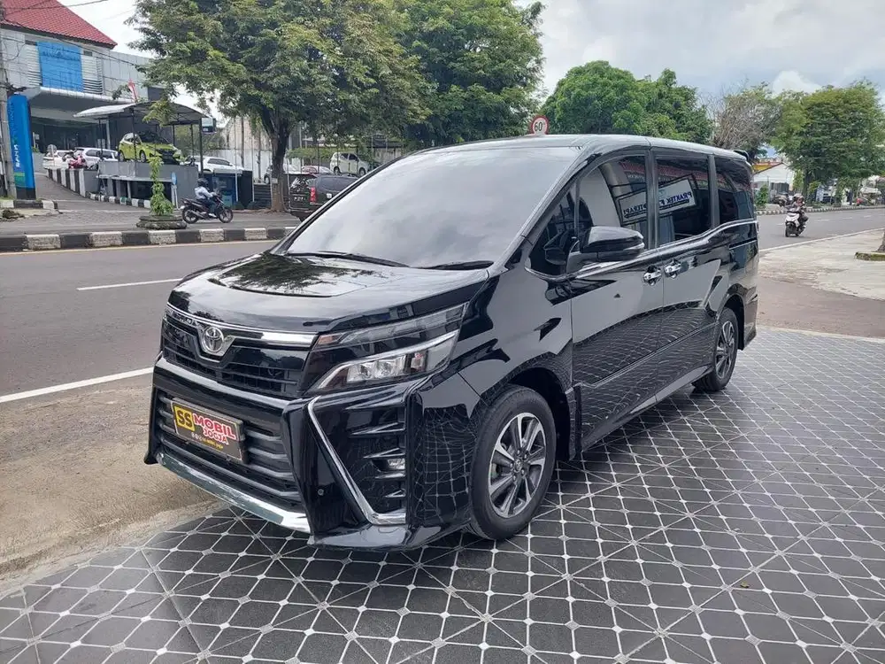 TOYOTA VOXY 2.0 2017 Matic Hitam