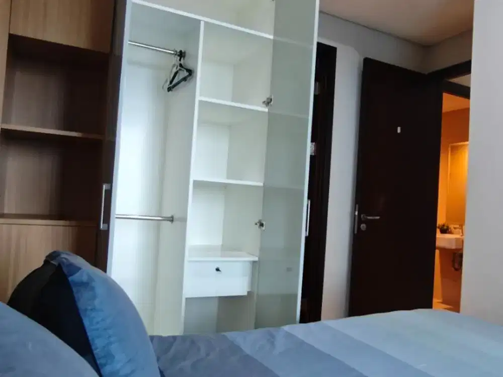 Disewakan Apartemen Puri Mansion Tipe 2 Kamar Tidur Semi Private Lift Kondisi Furnish Senada Bonus View Cakep