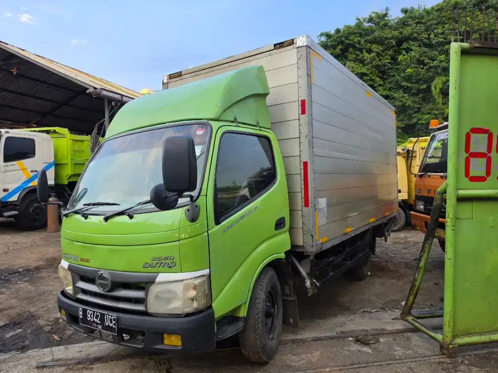 Hino dutro 110 SDL bok long sasis 4.5 m Tahun 2011