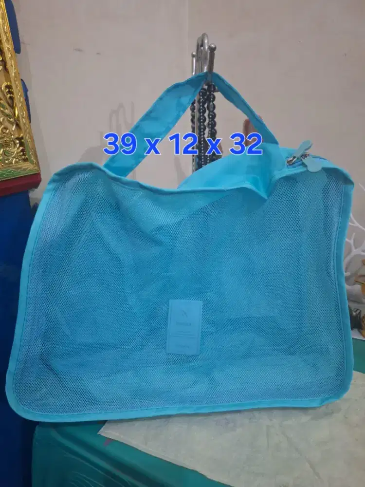 Tas branded 
Tas travel uk 39 x 12 x 32 
Limited edition 
Barang teraw