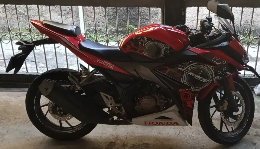 CBR150R merah putih