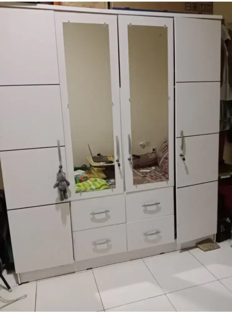 Lemari pakaian 4 pintu