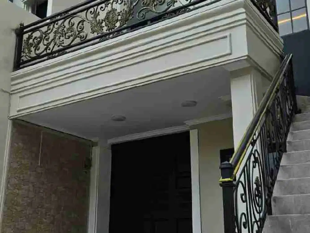 Dijual rumah mewah 3 lantai