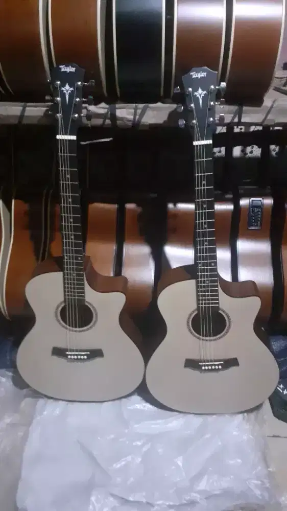 GITAR AKUSTIK TAYLOR