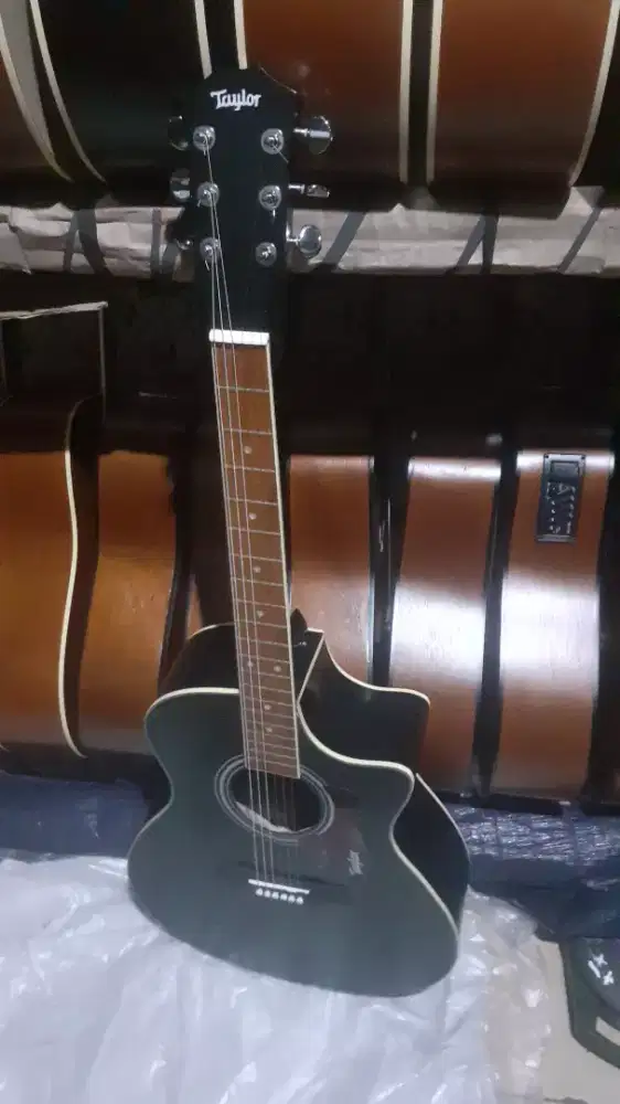 GITAR AKUSTIK TAYLOR