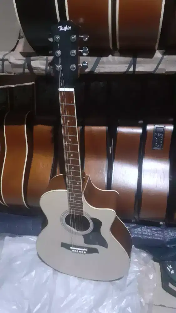 GITAR TAYLOR HITAM