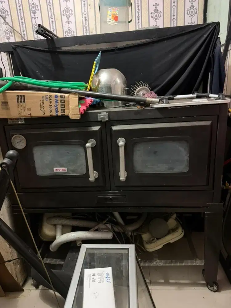 Oven roti besar dan mesin parut kelapa