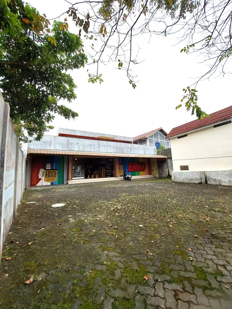 Ruko Halaman Luas dan Strategis di Tepi Jalan Magelang