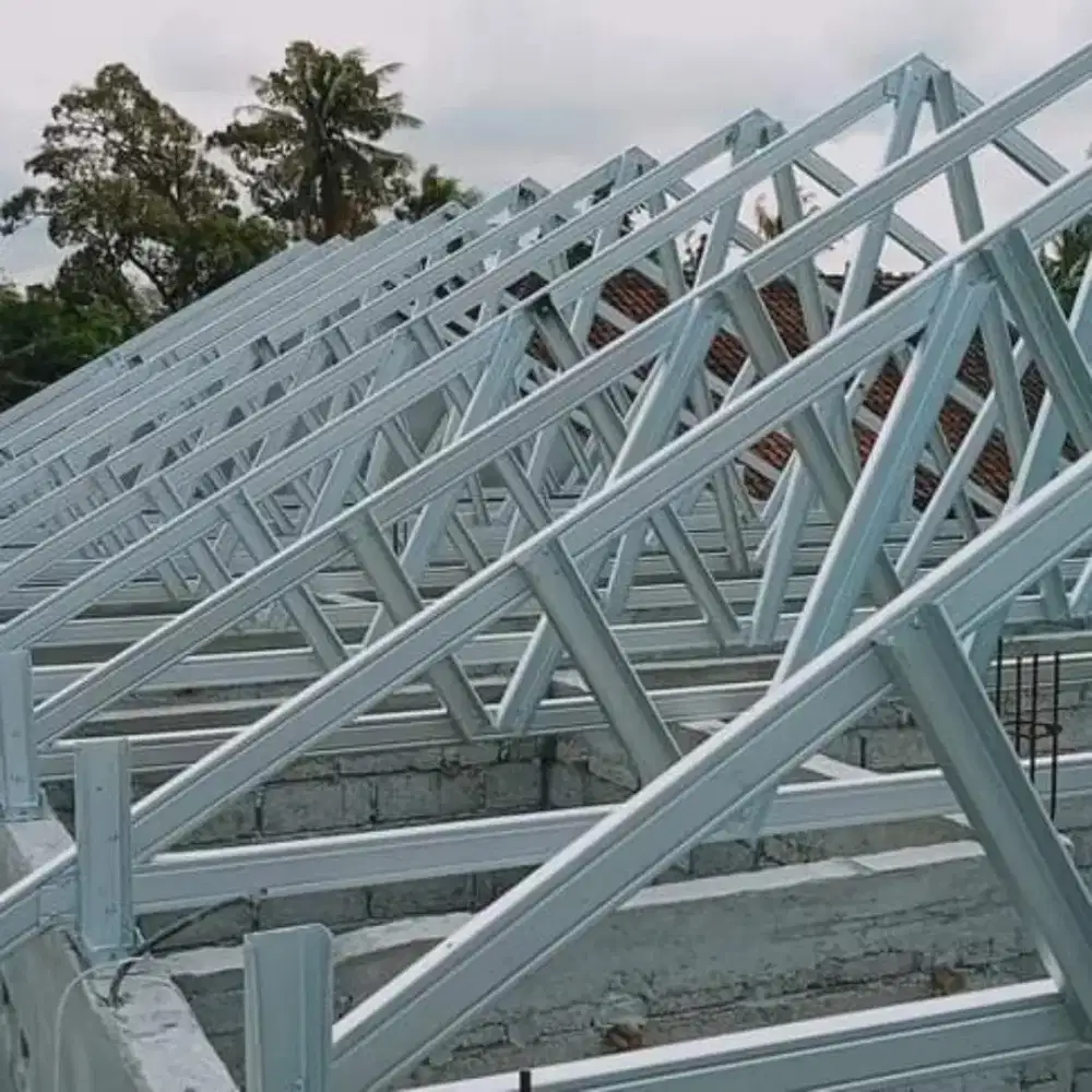 Tukang pemasangan baja ringan