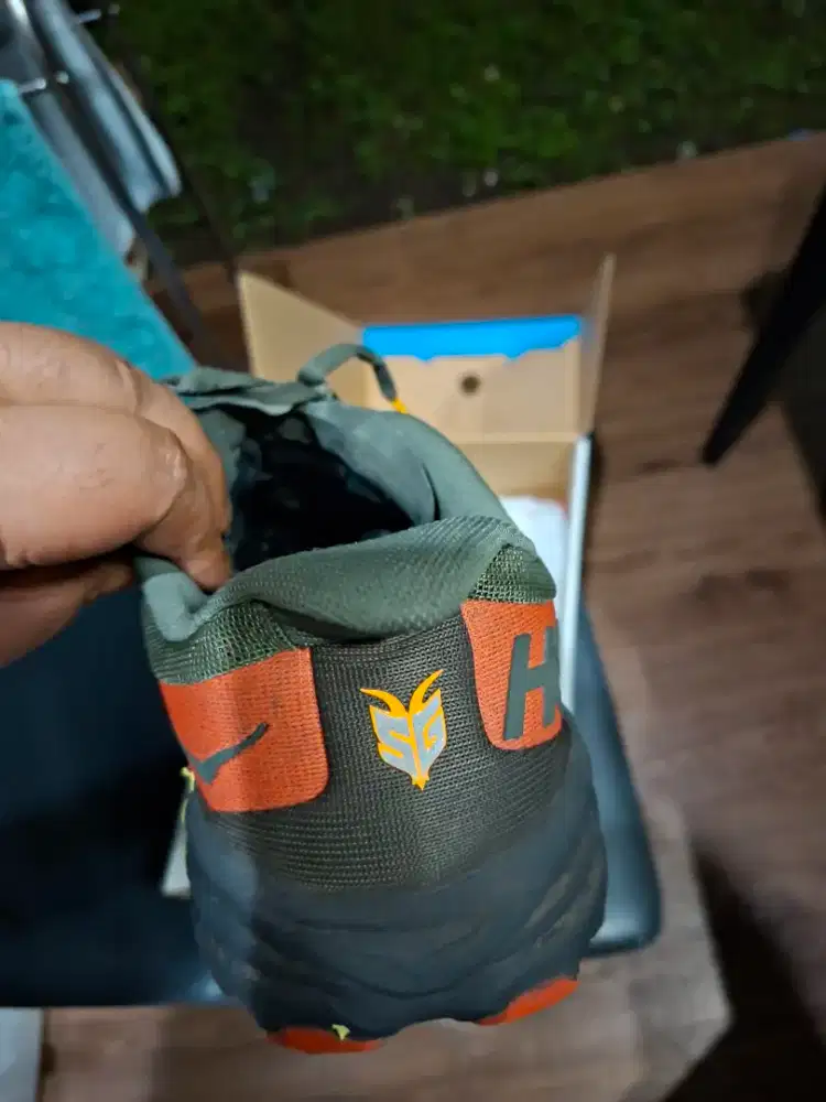 Sepatu running hooka