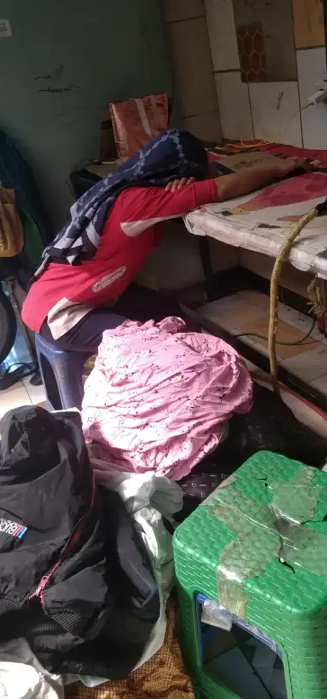 Cuci dan setrika baju rumahan.