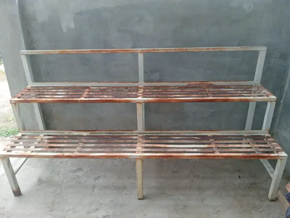 rak bunga  mana tahu  ada yang minat