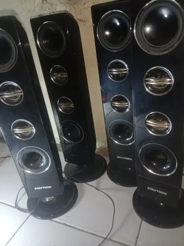 4 unit speker tv led polytron 32 msih normal. Suara nya jos