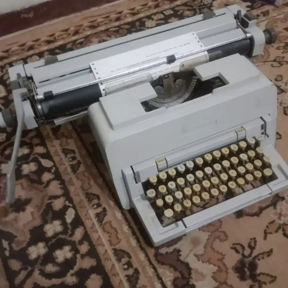 mesin tik ukuran  18 inch  Dijual hrg  1 jt Kondisi spt digambar