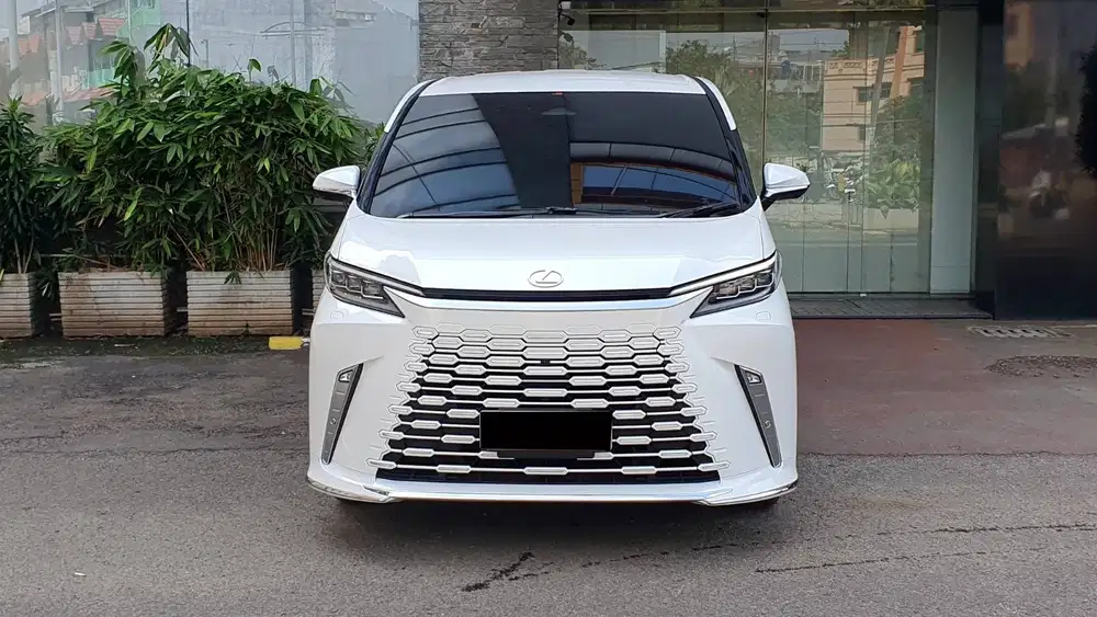 All New Lexus LM350 LM 350 Hybrid 7 Seat White On Black 2024 Like New