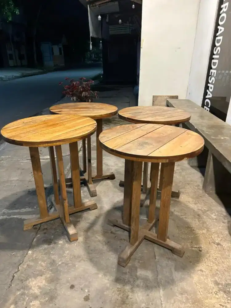 Meja Bundar Coffeeshop