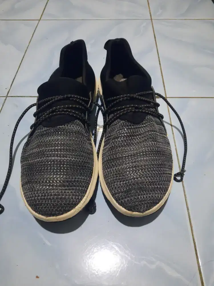 Sepatu running slip on Columbia