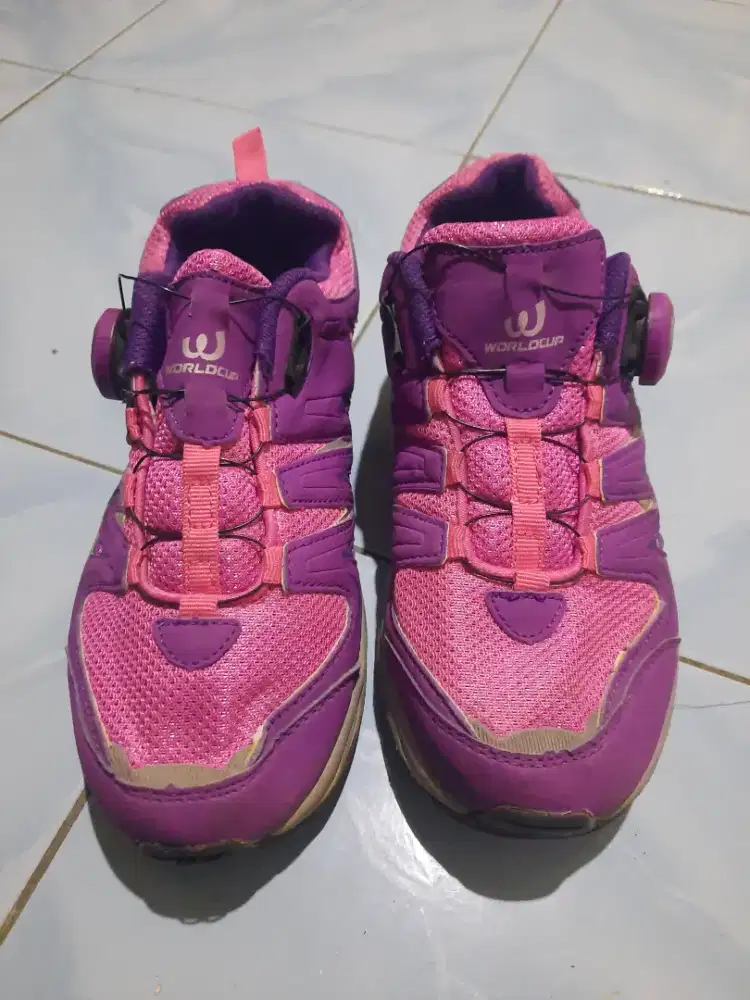 Sepatu outdoor running trail Word Cup wanita