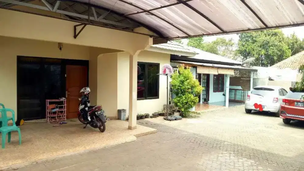 Rumah Halaman Luas Plus Kontrakan