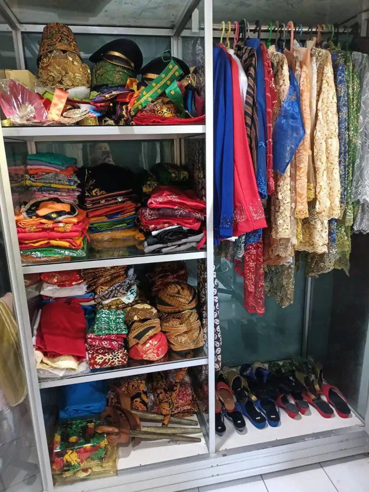 Di jual penyewaan baju adat bonus lemari