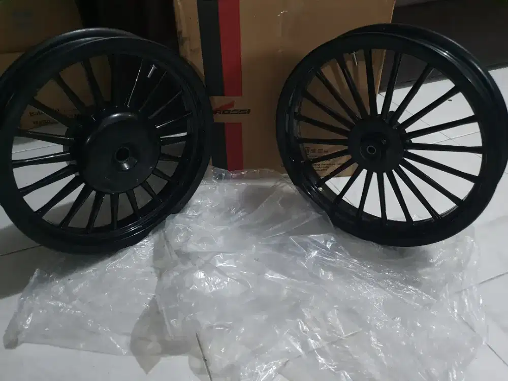 Velg V-Rossi New Vario 125/150 gen 1 dan 2. Like new