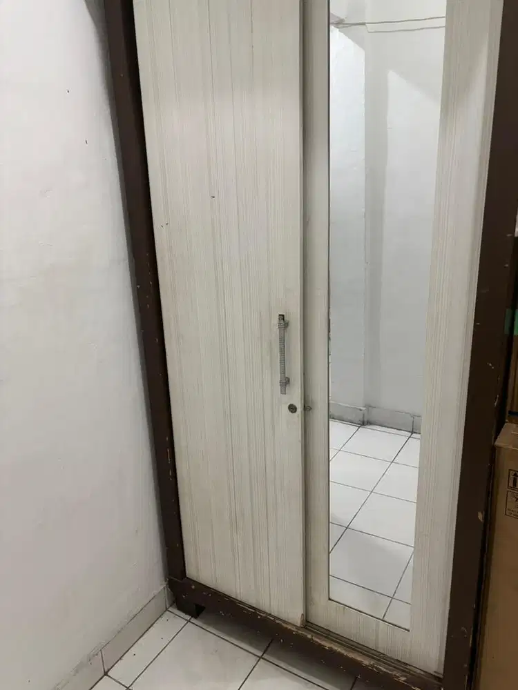 Dijual Cepat Lemari Pakaian 2 Pintu