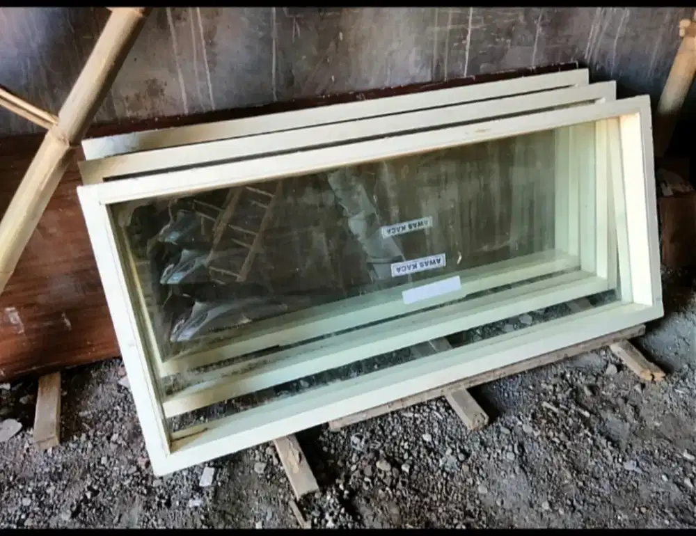 Kusen Kaca Gypsum tebal