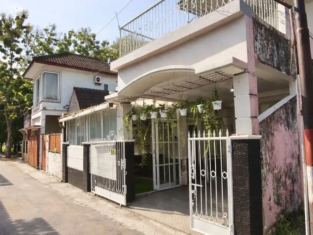 Dijual Rumah Cantik 2 Lantai Harga Terjangkau di Perumahan Dekat Kuliner Sate Klathak Pak Pong