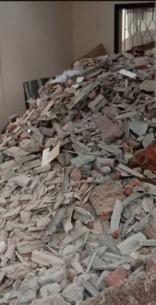 Brangkal / bekas puing bangunan gratis