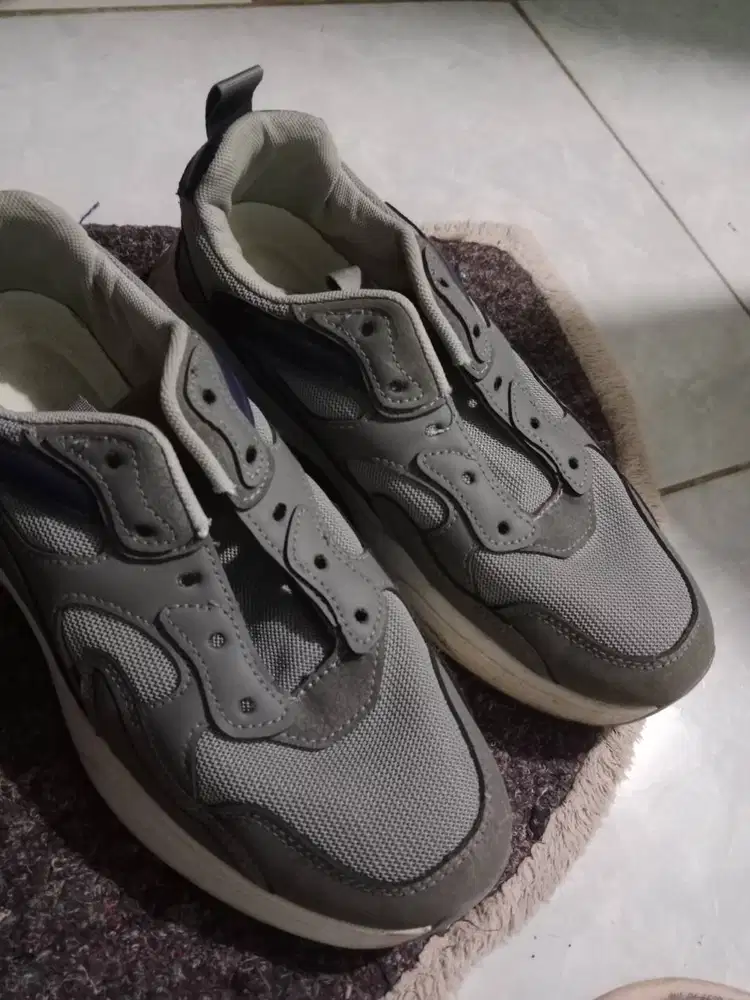 Sepatu Sneakers Abu Bagus , butuh cepat, nego bisa