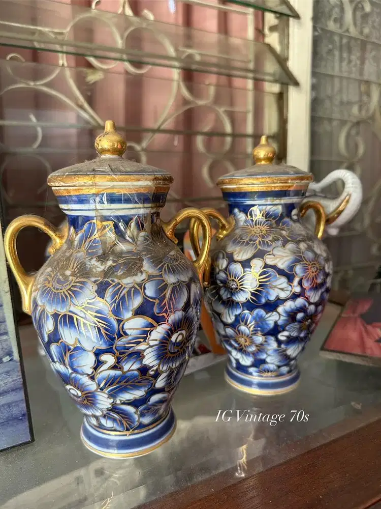 Sepasang Guci , keramik Italia Antik