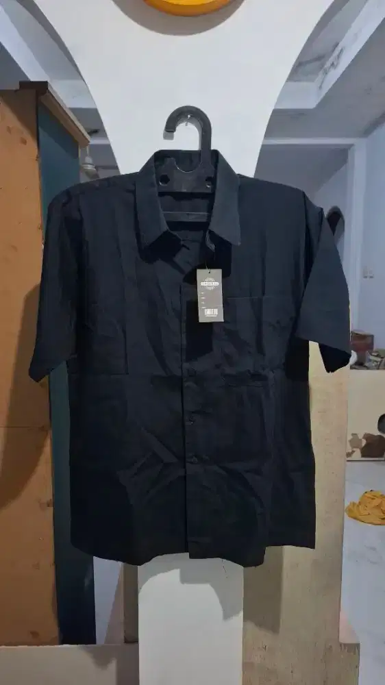 Kemeja Hitam Lengan Pendek