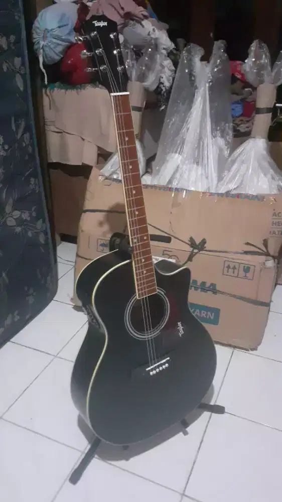 GITAR TAYLOR ELEKTRIK