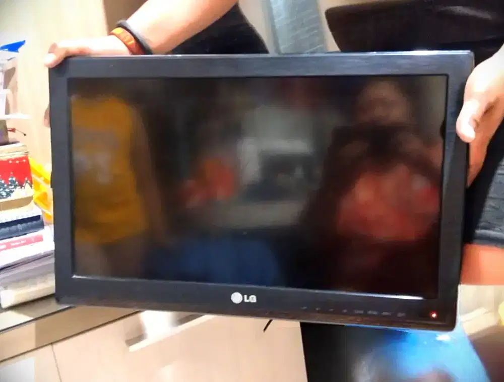 [MURAH] LED TV merk LG 22 inch + Remote