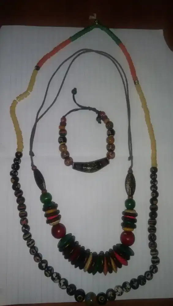 kalung dan gelang etnik