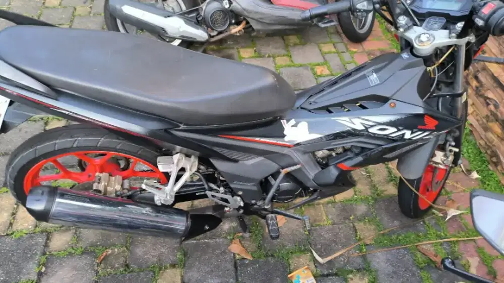 Jual motor honda sonic masih original pajak hidup ban baru 2 hitam