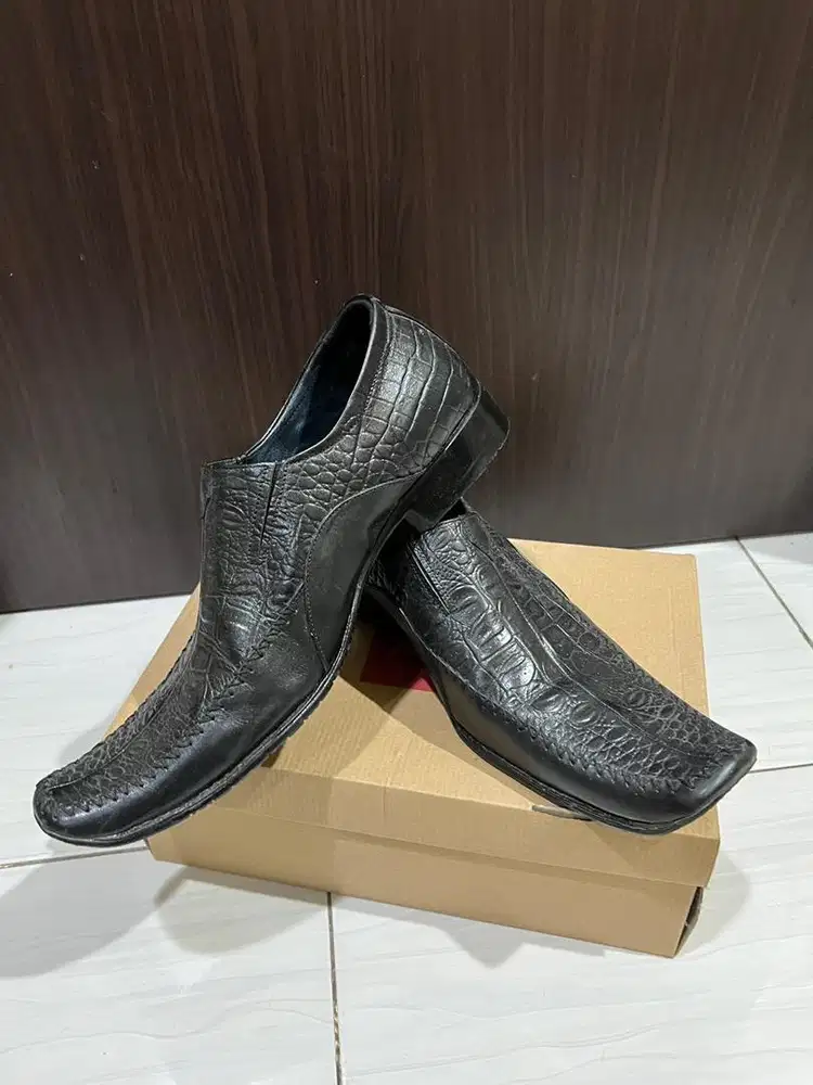 Sepatu kulit pantofel hitam pria