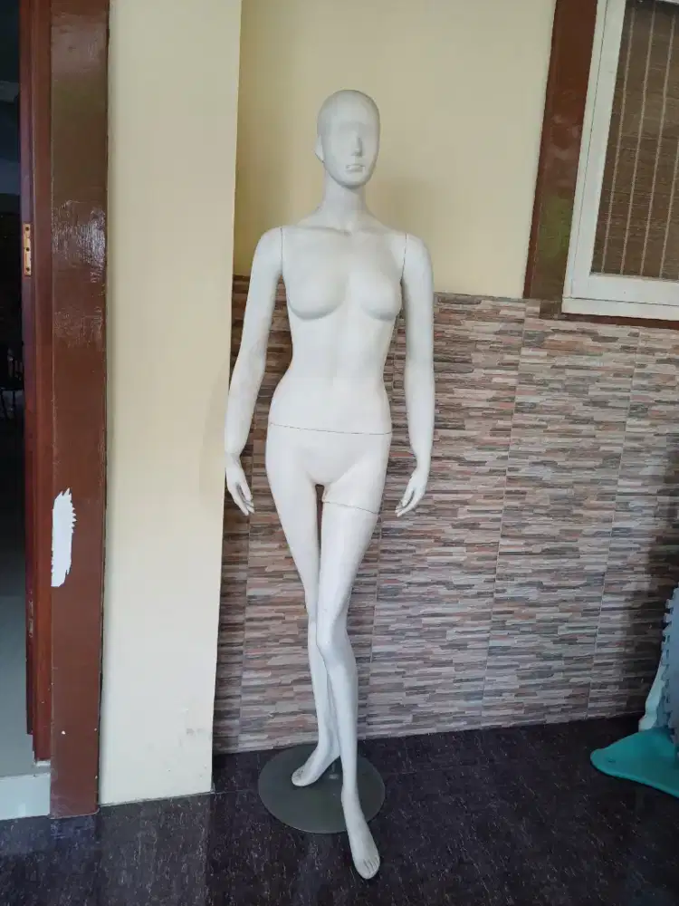 Manekin Wanita Fiber Full Body dengan Tiang Besi